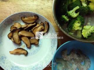 鲜虾炒西兰花的做法步骤：1