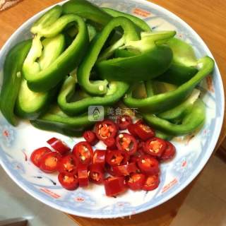 青椒辣炒鱿鱼的做法步骤：1
