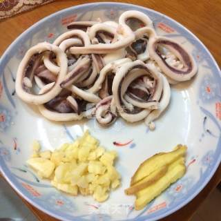 青椒辣炒鱿鱼的做法步骤：2