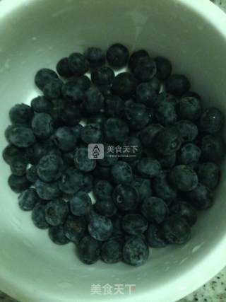 蓝莓酸奶的做法步骤：2