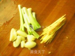 红烧鳊鱼的做法步骤：2