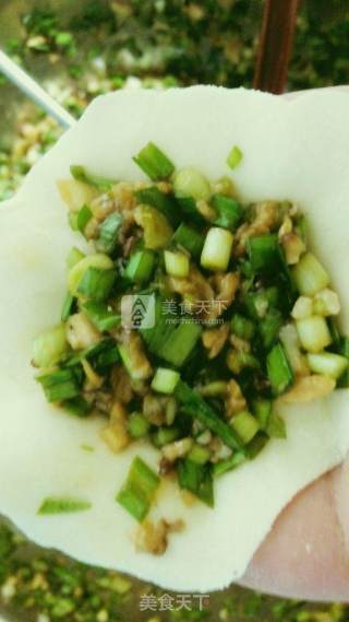 手工韭菜香菇猪肉饺子的做法步骤：1