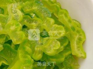 冰镇苦瓜佐五味酱 ♥ 哈哈苦瓜 1的做法步骤：3