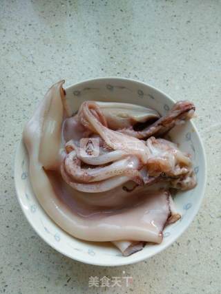 豆酱鱿鱼的做法步骤：1