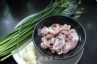 韭菜薹炒鱿鱼的做法步骤：1