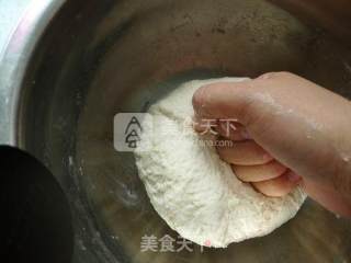 椒盐芝麻饼的做法步骤：2