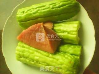 苦瓜炒肉的做法步骤：1