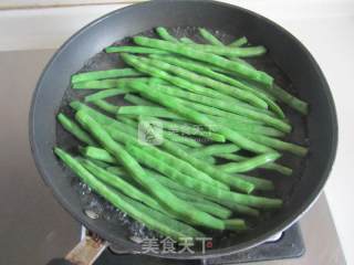 干锅四季豆的做法步骤：2