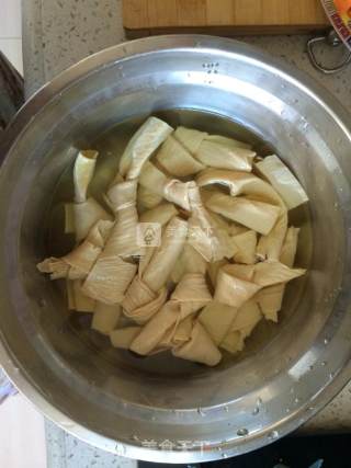 红烧肉焖饭的做法步骤：1