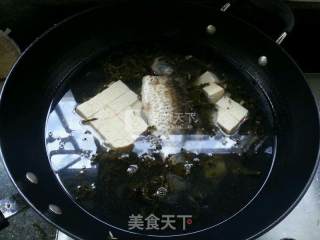 酸菜豆腐鲫鱼汤的做法步骤：5