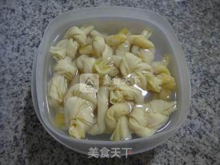 尖椒烧千张结的做法步骤：2