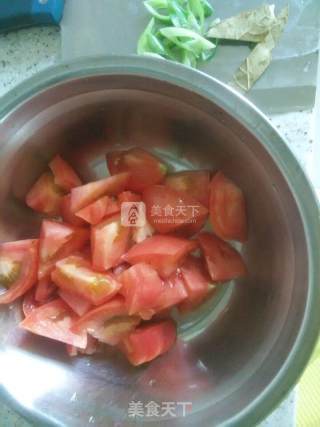 西红柿牛腩汤的做法步骤：2