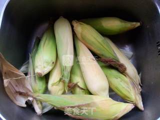 水煮老玉米的做法步骤：1