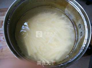 清炒瘦肉土豆丝的做法步骤：2