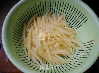 清炒瘦肉土豆丝的做法步骤：3