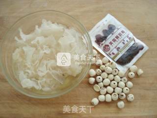 冰糖银耳莲子羹的做法步骤：2