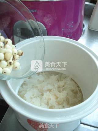 冰糖银耳莲子羹的做法步骤：4