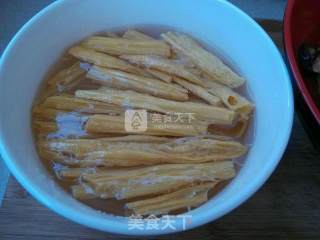 清炒腐竹茶树菇的做法步骤：2