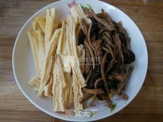 清炒腐竹茶树菇的做法步骤：3