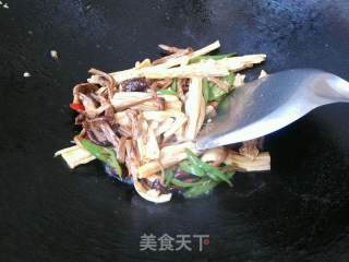 清炒腐竹茶树菇的做法步骤：7