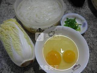 鸡蛋娃娃菜炒米线的做法步骤：1