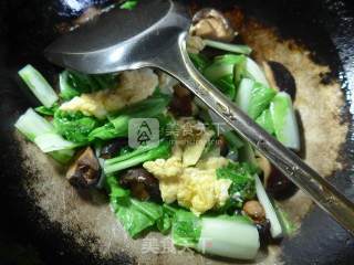 香菇鸡蛋炒五号菜的做法步骤：6