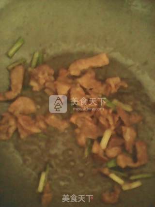 猪肉笋丝炒河粉的做法步骤：4