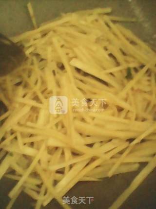 猪肉笋丝炒河粉的做法步骤：5