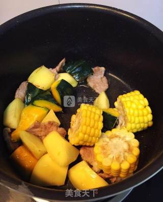 玉米南瓜土豆杂烩鲜蔬汤的做法步骤：5