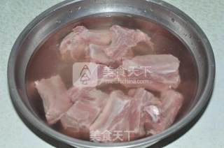 老干妈酱香排骨的做法步骤：1