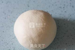 火腿花边培根披萨的做法步骤：1