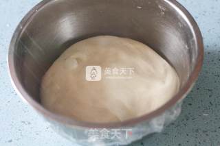 火腿花边培根披萨的做法步骤：2