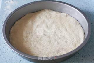 火腿花边培根披萨的做法步骤：6