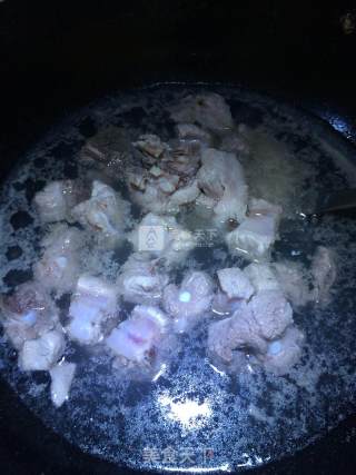 干锅排骨的做法步骤：1