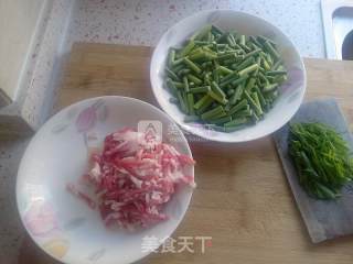 蒜薹炒肉+鸡蛋的做法步骤：1