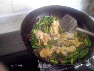 蒜薹炒肉+鸡蛋的做法步骤：10