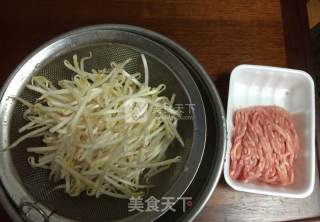 蚝油炒豆芽的做法步骤：1
