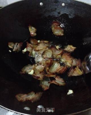 腊肉煮笋的做法步骤：1