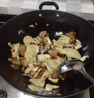 腊肉煮笋的做法步骤：3