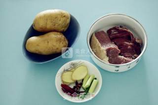 土豆炖牛肉的做法步骤：1