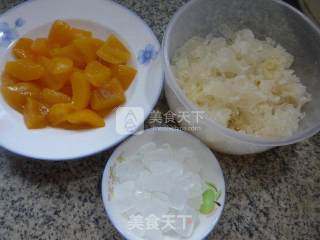 黄桃银耳的做法步骤：1