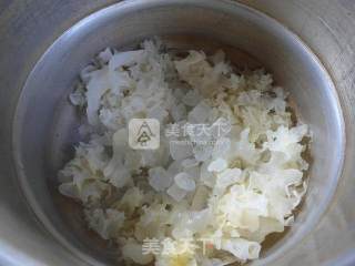 黄桃银耳的做法步骤：2
