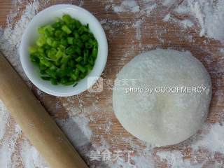 难忘儿时的味道：质朴的老北京葱油饼的做法步骤：1