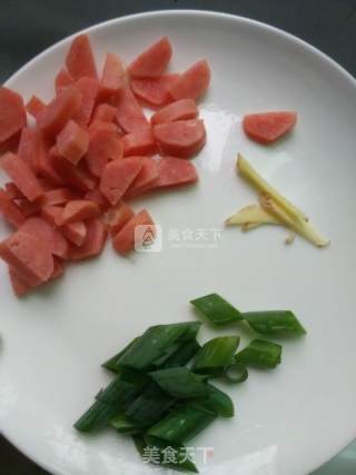 五彩缤纷~秋葵洋葱爆香肠的做法步骤：3
