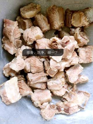 糖醋排骨的做法步骤：1