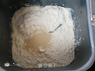 双椒培根披萨的做法步骤：2