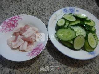 五花肉炒青瓜的做法步骤：1