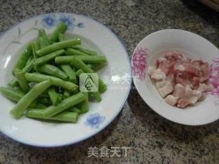 猪肉炒梅豆的做法步骤：1