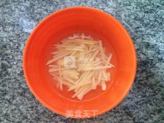 土豆丝鸡蛋饼的做法步骤：1