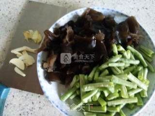 蒜香~长豆木耳的做法步骤：1